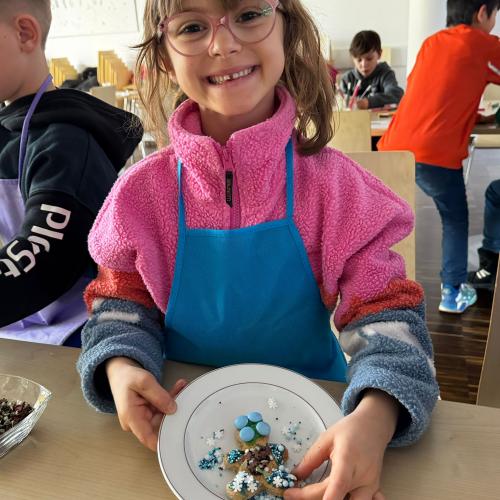 Mädchen mit Teller und Lebkuchen
