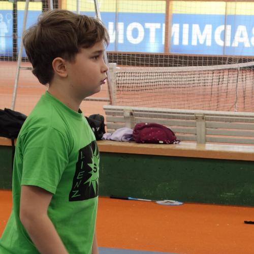 Kind mit grünem T-Shirt
