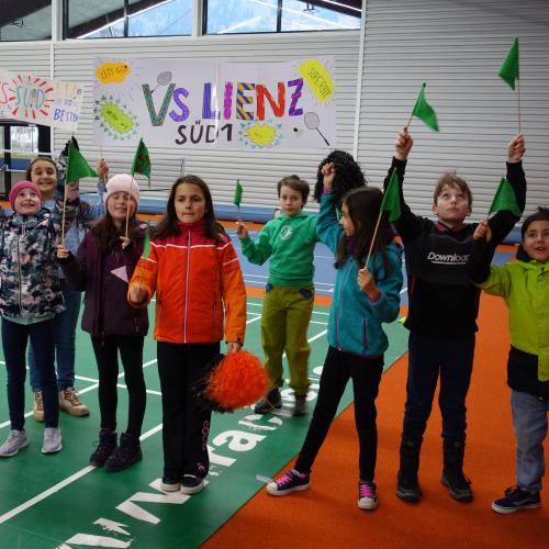 Kindergruppe mit Transparent