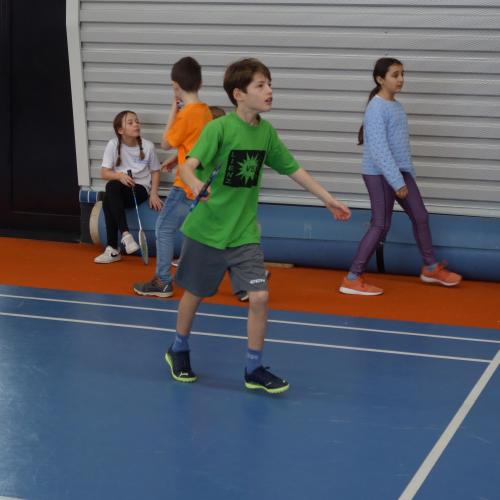 Kinder spielen Badminton