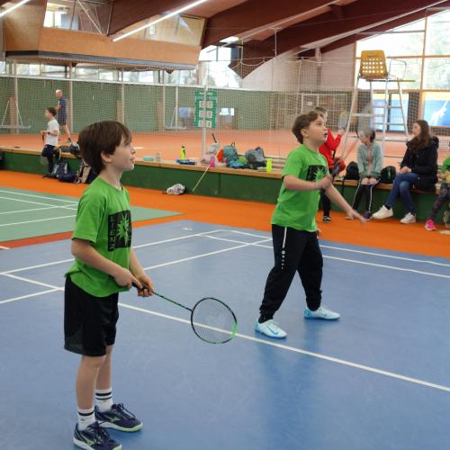 Kinder spielen Badminton