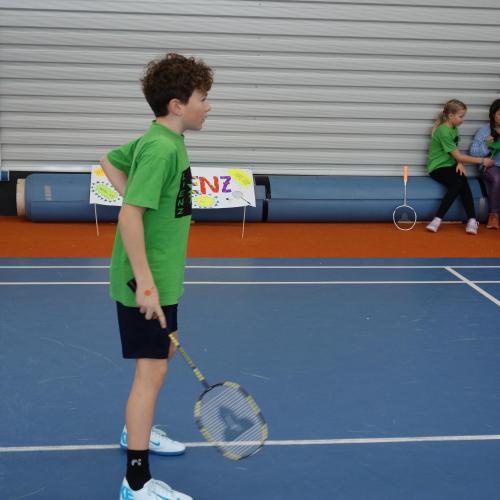 Kind mit Badmintonschläger