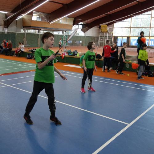 Kinder spielen Badminton