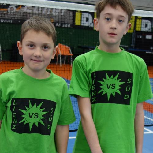 2 Buben mit grünem T-Shirt