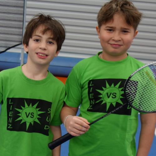2 Buben mit grünem T-Shirt