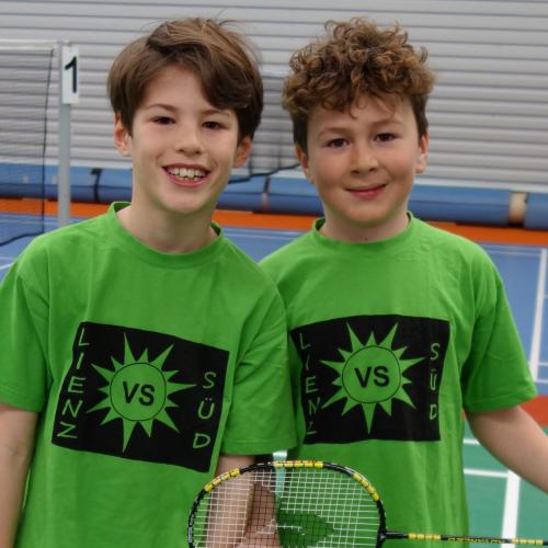 2 Buben mit grünem T-Shirt