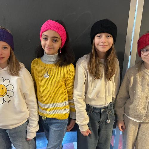 Kinder mit Stirnbändern