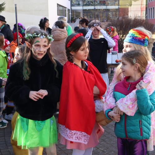 Kinder in Faschingskostümen