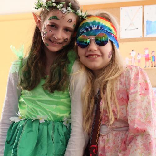 Kinder in Faschingskostümen