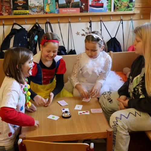 Kinder in Faschingskostümen