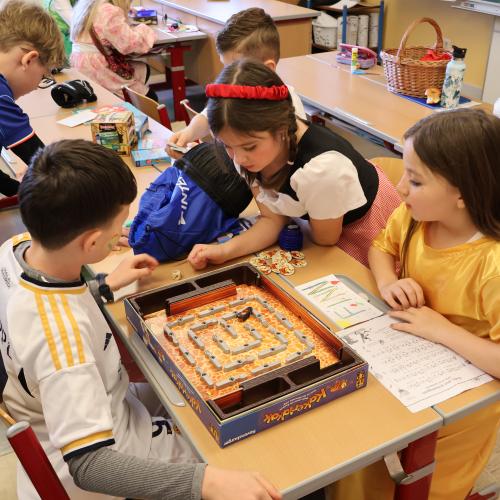 Kinder in Faschingskostümen