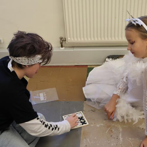 Kinder in Faschingskostümen
