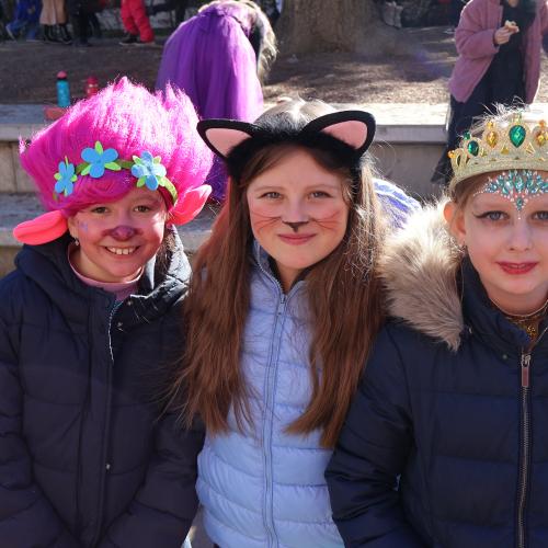 Kinder in Faschingskostümen