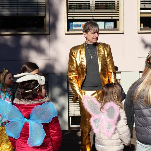Kinder in Faschingskostümen