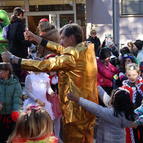Kinder in Faschingskostümen