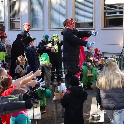 Kinder in Faschingskostümen