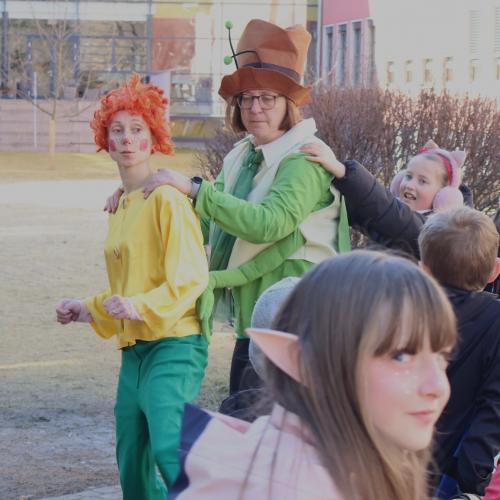 Kinder in Faschingskostümen