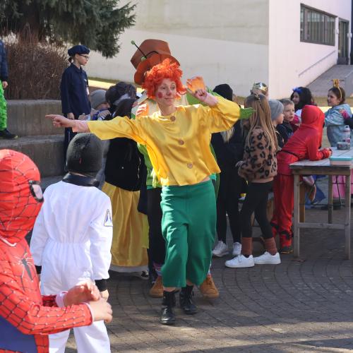 Kinder in Faschingskostümen