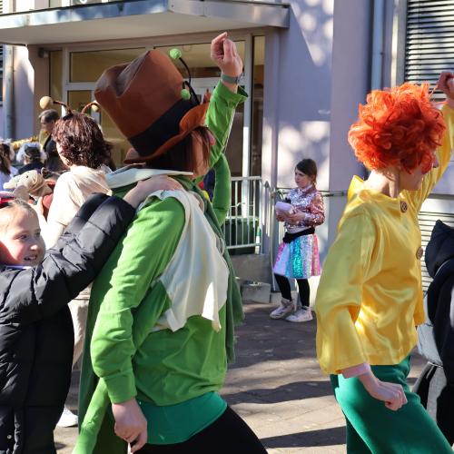 Kinder in Faschingskostümen