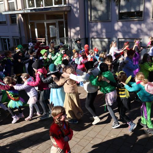 Kinder in Faschingskostümen