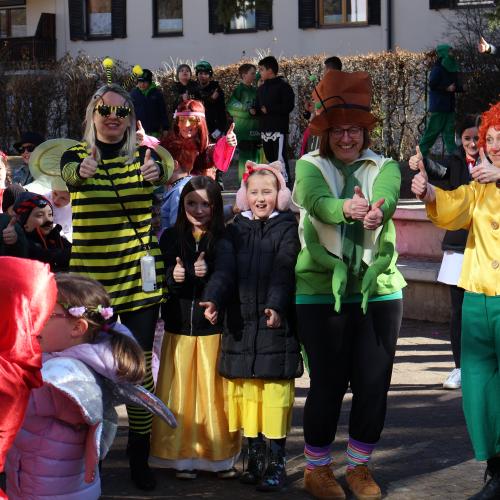 Kinder in Faschingskostümen
