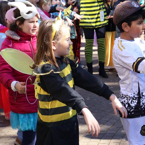 Kinder in Faschingskostümen
