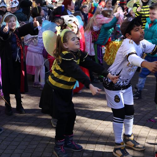 Kinder in Faschingskostümen