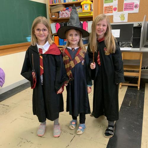 Kinder in Faschingskostümen