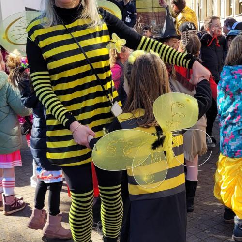 Kinder in Faschingskostümen