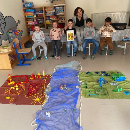 Kinder mit Tücher auf dem Boden