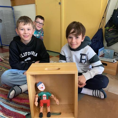 2 Buben mit Pinocchio-Puppe
