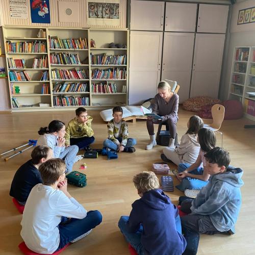 Kinder sitzen im Kreis