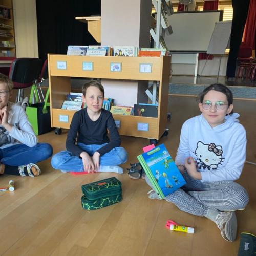 Kinder sitzen auf dem Boden