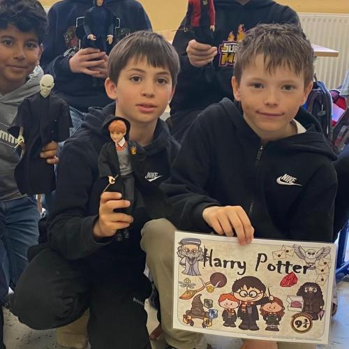 Kinder zeigen Bild
