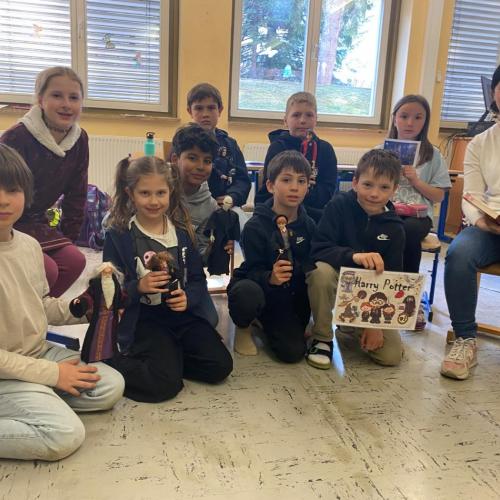 Kindergruppe und Frau