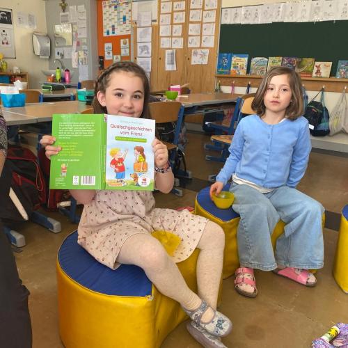 Mädchen zeigt Buch
