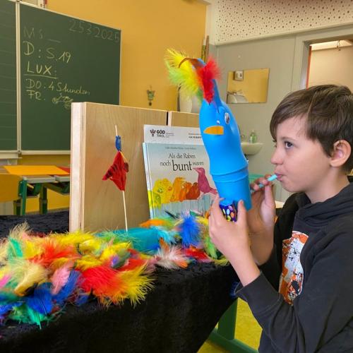 Kind mit gebasteltem Vogel