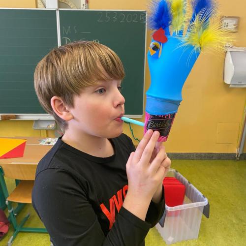 Kind mit gebasteltem Vogel