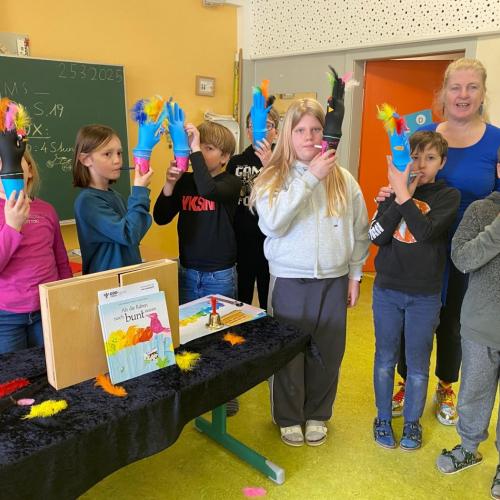 Frau und Gruppe von Kindern