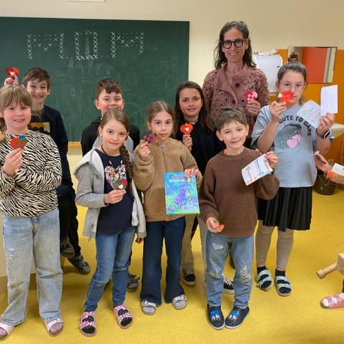 Frau und Gruppe von Kindern
