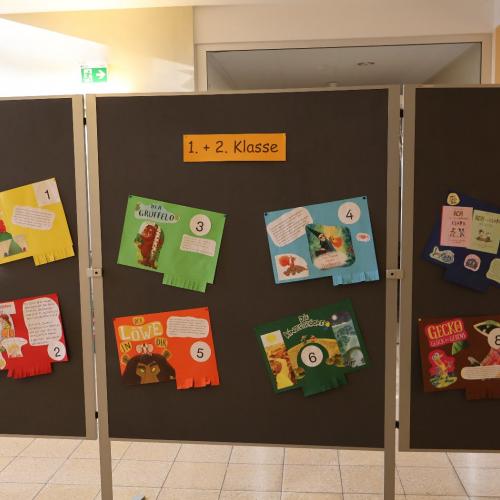 Stellwand mit Plakaten