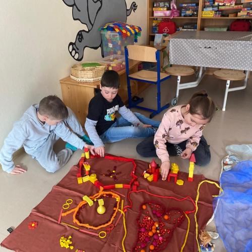 Kinder mit Legearbeit am Boden