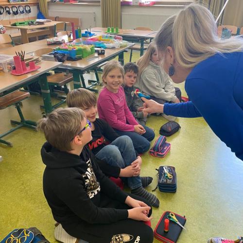 Kinder sitzen auf dem Boden