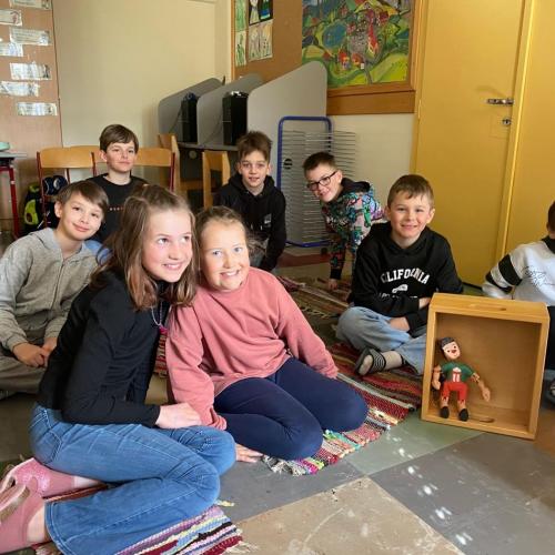 Kinder sitzen auf dem Boden