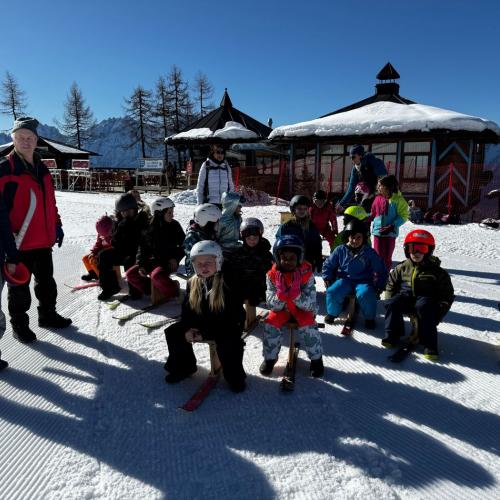 Kindergruppe auf Piste