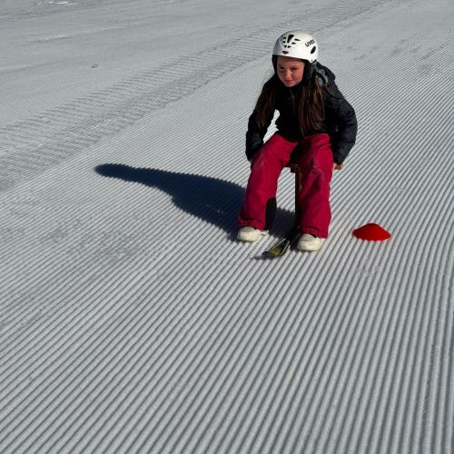 Kind auf Piste