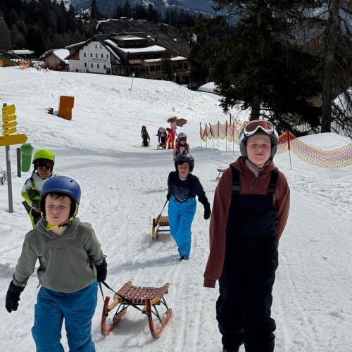 Kinder ziehen Schlitten