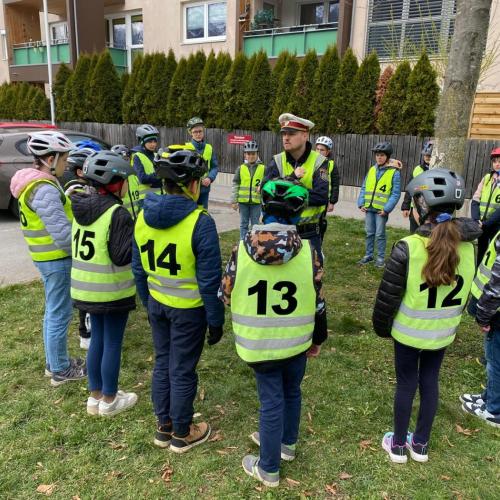 Kinder mit Warnwesten stehen im Kreis