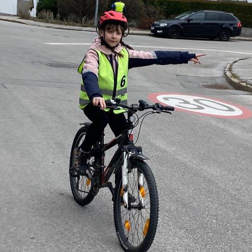 Kind fährt Rad