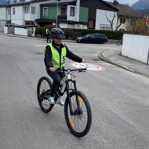 Kind fährt Rad